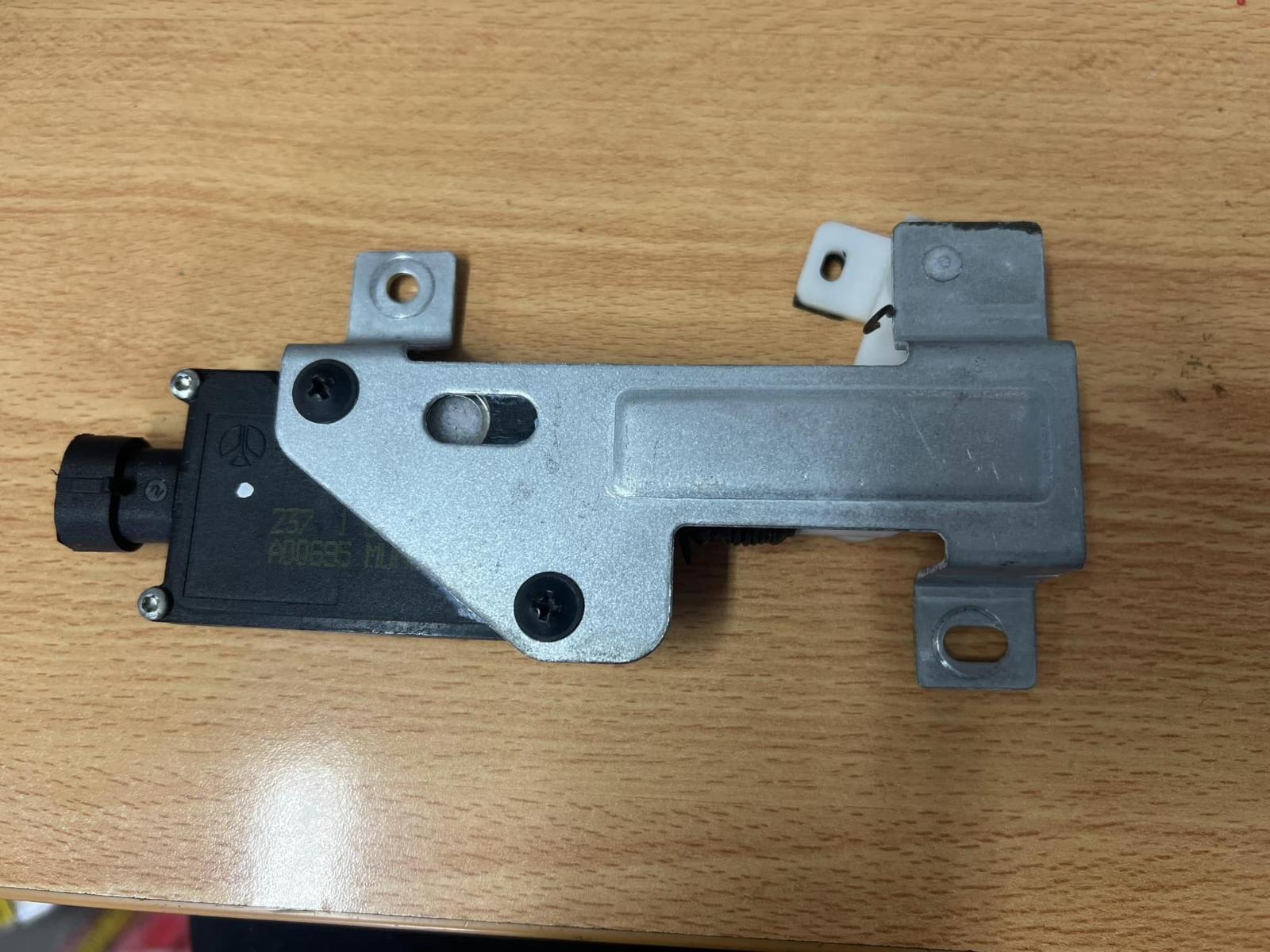 View Auto part Door/Boot/Gate Lock Ford Territory 2006