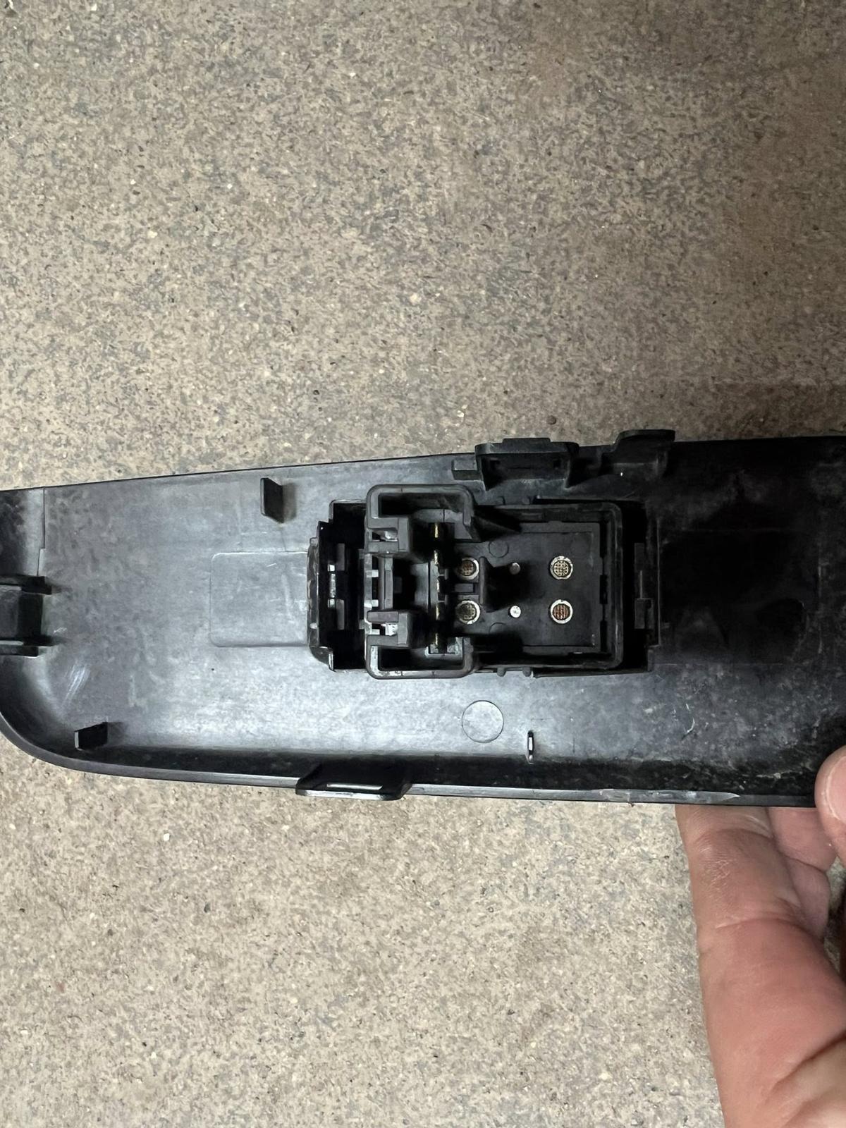 View Auto part Pwr Dr Wind Switch Isuzu Dmax 2023