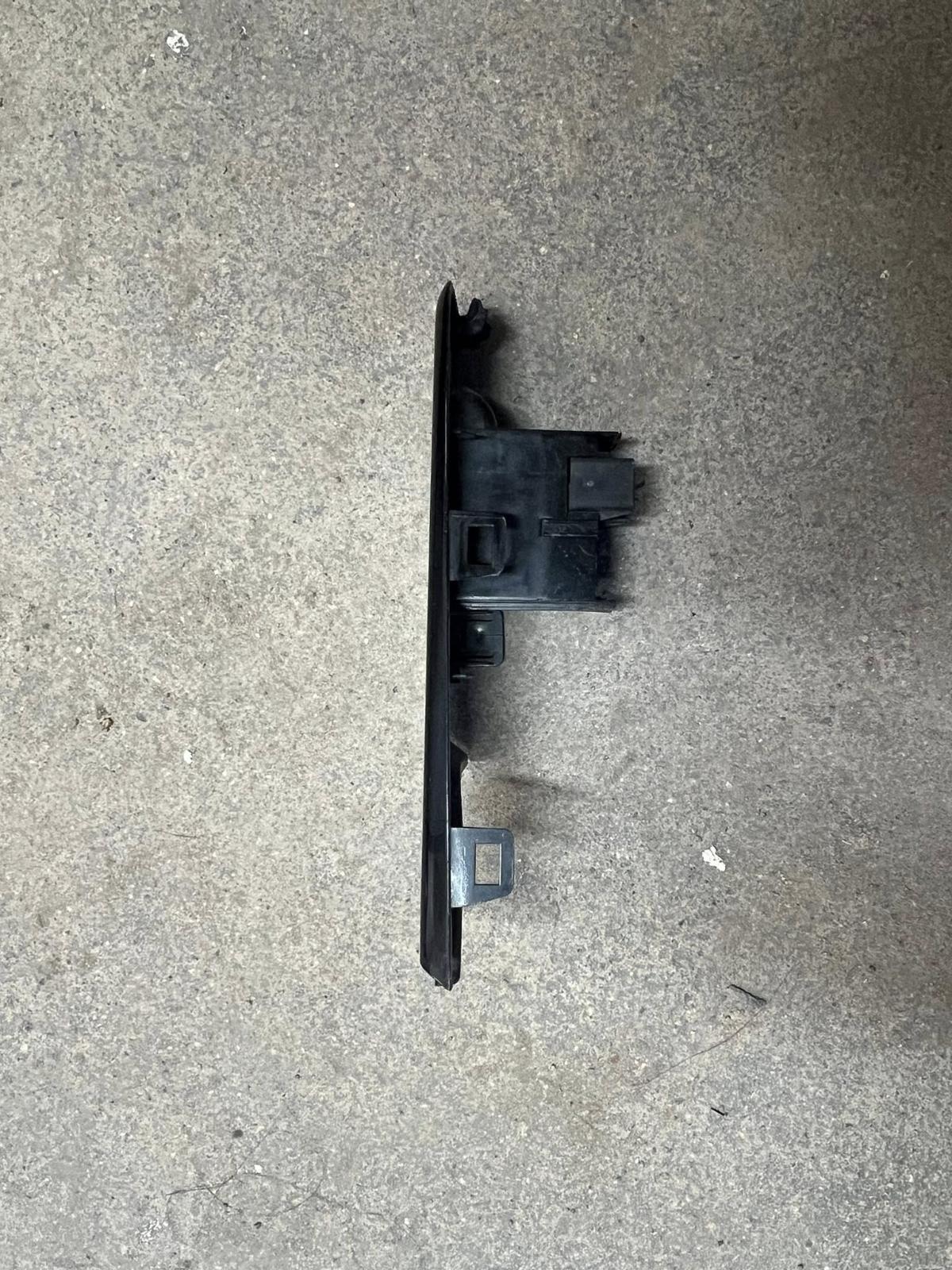 View Auto part Pwr Dr Wind Switch Isuzu Dmax 2023