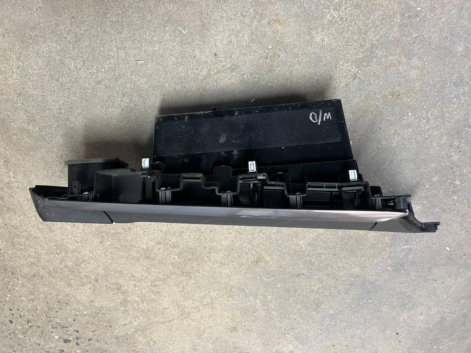 View Auto part Glove Box Isuzu Dmax 2023
