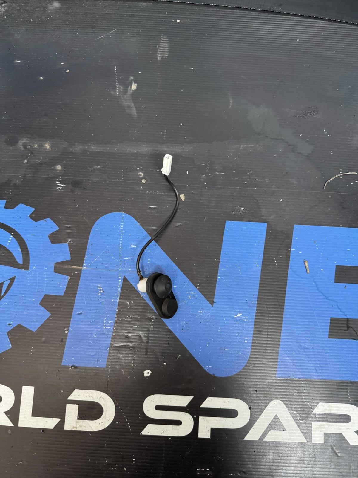 View Auto part Misc Switch/Relay Toyota Hilux 2010